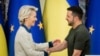 Ursula von der Leyen, predsjednica Evropske komisije, rukuje se s ukrajinskim predsjednikom Volodymyrom Zelenskyyjem, nakon zajedničke konferencije za novinare u Kijevu, Ukrajina, 20. septembra 2024.