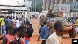 Des soldats français en patrouille dans Bangui, le 30 septembre 2015. (AP Photo)