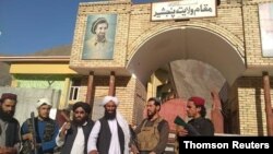 طالبان در مقابل ساختمان مقام ولایت پنجشیر. دوشنبه ۱۵ شهریور 