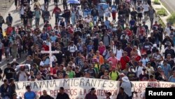Migrantes caminan en caravana por una carretera, en un intento de llegar a la frontera con Estados Unidos, en Tapachula, México, 30 de octubre de 2023.
