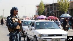 一名塔利班武裝人員在喀布爾街頭站崗。 (2021年9月4日)