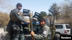 Ds policiers afghans dans Kaboul, le 21 mars 2018