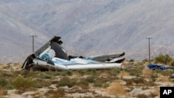 Reruntuhan Pesawat Wisata Antariksa Virgin Galactic "SpaceShipTwo" terlihat di Monjave, California (31/10). Pesawat tersebut meledak dan menewaskan seorang pilot dan melukai pilot lainnya dalam penerbangan uji coba di padang pasir Mojave.