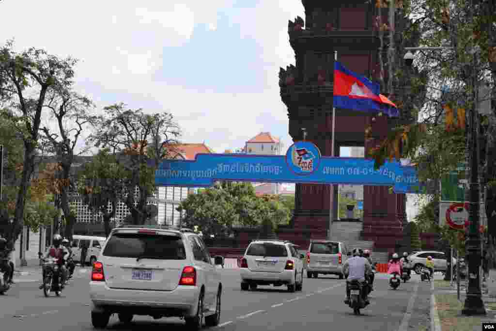 បដាអបអរសាទរទិវា ៧ មករា នៃការដួលរលំរបបកម្ពុជាប្រជាធិបតេយ្យ ដែលត្រូវបានចងក្បែរវិមានឯករាជ្យ ជិតផ្ទះរបស់លោកនាយករដ្ឋមន្រ្តី ហ៊ុន សែន នៅរាជធានីភ្នំពេញ កាលពីថ្ងៃទី៦ ខែមករា ឆ្នាំ២០១៨។ (ស៊ុន ណារិន/VOA)