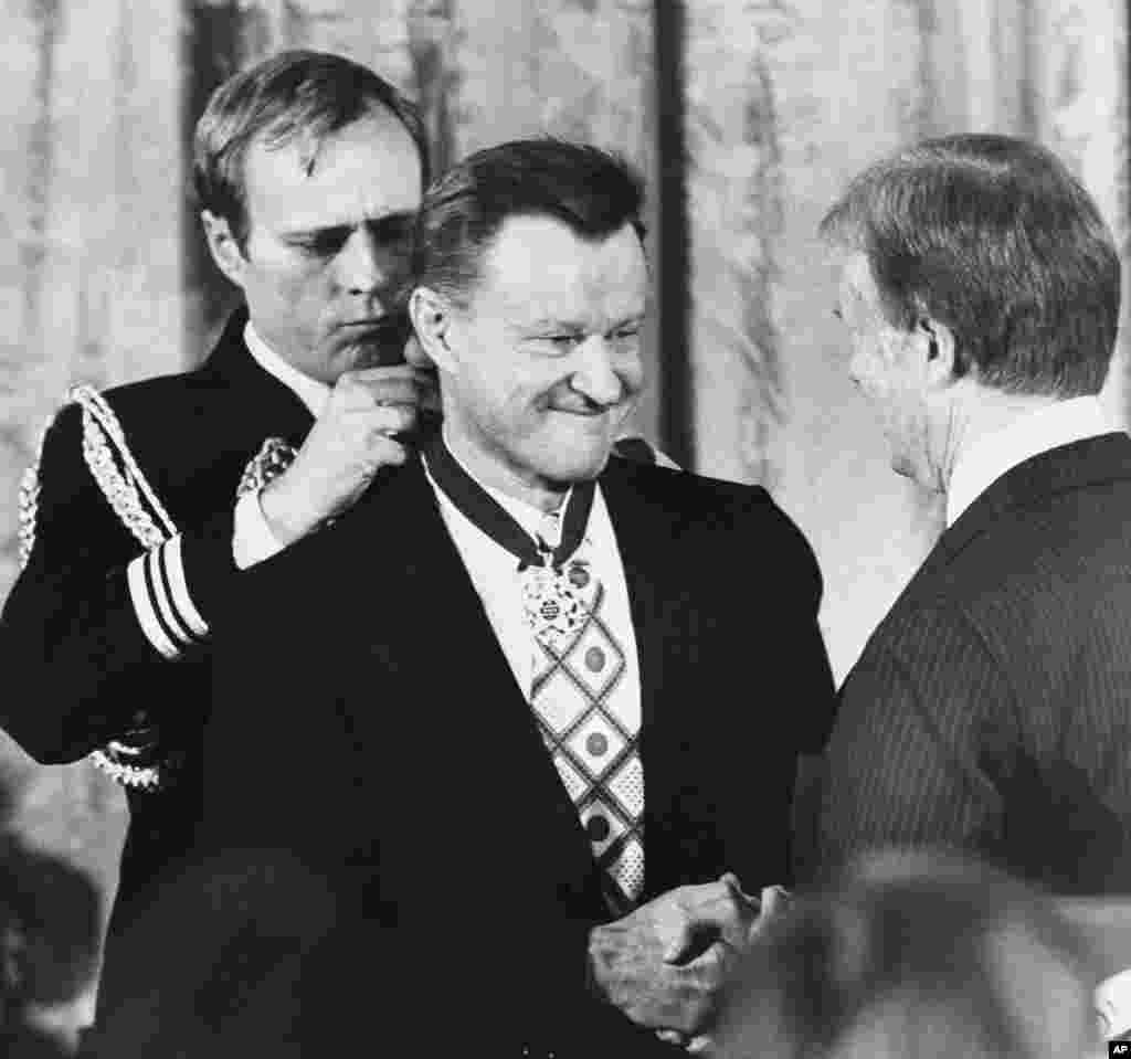 1981年1月17日,美国总统卡特把总统自由勋章授予国家安全顾问布热津斯基,嘉奖他对实现美中关系正常化所做的努力和其他成就。美国学者拉尔雷斯说,他1958年成为美国公民,很快就成为政治强硬派人物,他的布热津斯基的反苏立场对美国的外交政策产生了很大影响。拉尔雷斯说:“我认为布热津斯基与基辛格一道,在1960、1970和1980年代奠定了美国的外交政策走向。” 
