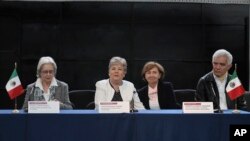 Raquel Serur, embajadora de México en Ecuador, izquierda, Alicia Bárcena, secretaria de Relaciones Exteriores de México, segunda a la izquierda, Roberto Canseco, jefe de la sección consular de México en Quito, en conferencia de prensa en Ciudad de México, el 7 de abril de 2024. 