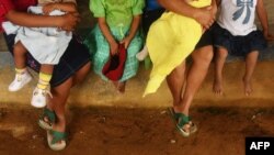 Mujeres indígenas mayas chorti sostienen a sus hijos, quienes padecen desnutrición aguda, en la vereda La Ceiba Talquezal, municipio de Jocotan en el oriente de Guatemala, el 5 de mayo de 2017.