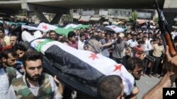 Pemberontak Suriah memakamkan korban tewas dalam pertempuran di kota Aleppo (27/7). Pasukan pemerintah Suriah menggempur kota Aleppo untuk hari kedua berturut-turut. 