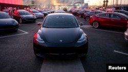 Mobil-mobil Tesla Model 3 dipajang di fasilitas Tesla di Fremont, California (foto: dok).