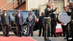 Le président Ougandais Yoweri Museveni (gauche) accueilli par Pierre Nkurunziza, son homologue burundais, mardi 14 juillet 2015, Bujumbura, Burundi.