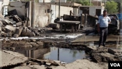 Polisi Irak memeriksa lokasi pemboman bunuh diri di depan kantor polisi di Baghdad, Rabu (12/10).