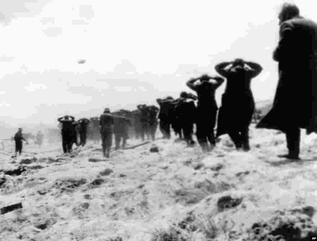 Tawanan perang Jerman dibawa pergi oleh pasukan Sekutu dari Utah Beach, dalam operasi pendaratan sekutu di pantai Normandia, Perancis, 6 Juni 1944.