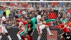 Fabian Schär de la Suisse, au centre, ouvre le score d'une tête sur corner au cours du match du Groupe A de l’Euro 2016 entre l'Albanie et la Suisse, au stade Bollaert à Lens, France, 11 juin 2016. (AP Photo / Frank Augstein)
