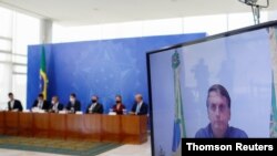 El presidente de Brasil, Jair Bolsonaro, participa virtualmente de un acto de gobierno en Brasilia, desde su confinamiento por haber dado positivo al coronavirus.