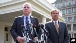 Senator John McCain (kiri) dan Lindsey Graham memberi penjelasan kepada media setelah bertemu dengan Presiden Barack Obama di Gedung Putih hari Senin (2/9).
