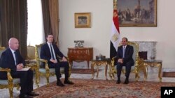 En esta foto del 21 de junio de 2018, proporcionada por la agencia de noticias estatal de Egipto, MENA, el presidente egipcio Abdel-Fattah el-Sissi, centro, se reúne con Jared Kushner, el yerno y asesor principal del presidente Donald Trump (segundo a la izquierda), y el enviado de Medio Oriente Jason Greenblatt.