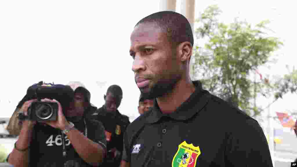 Un joueur de football malien Seydou Keita marche à l'arrivée à l'aéroport international de Malabo à Malabo, Guinée équatoriale vendredi 16 janvier 2015.