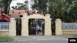 សិស្ស​ម្នាក់​ដើ​រចេញ​ពី​វិទ្យាល័យ​ព្រះស៊ីសុវត្ថិ កាលពីព្រឹកថ្ងៃទី១៥ ខែកញ្ញា ឆ្នាំ២០២១ ជាថ្ងៃ​បើក​សាលារៀន​លើក​ដំបូង។ (មាស មល្លិកា/វីអូអេ)