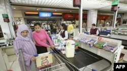 Des clients dans un supermarché à Rabat le 4 avril 2008. 