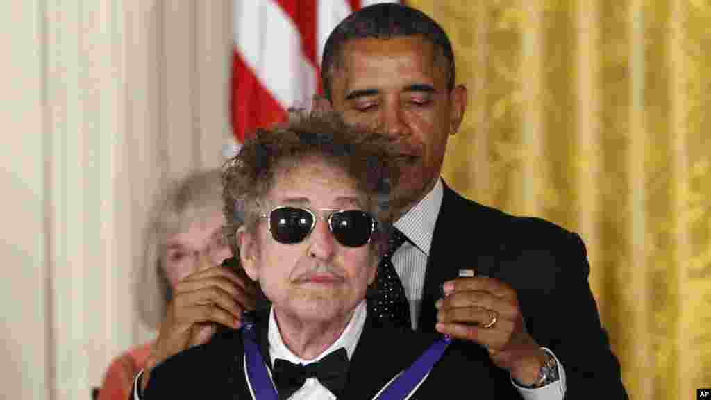 Le président Barack Obama présente à Bob Dylan une médaille de la liberté lors d'une cérémonie à la Maison Blanche à Washington, le 13 octobre 2016.