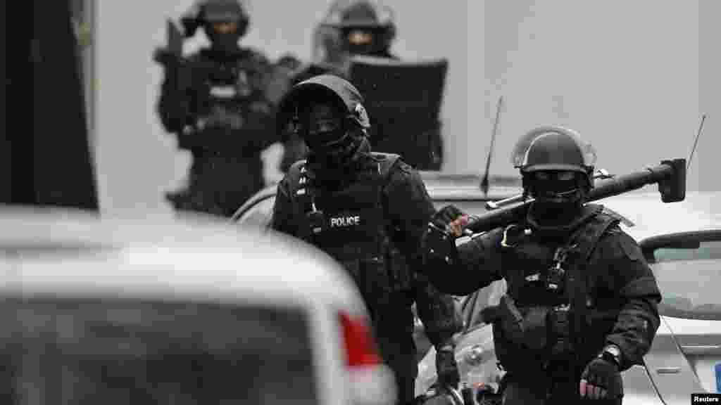 Les forces spéciales de la police française recherche et la Brigade d'intervention (BRI) sur les lieux d'une fusillade à Montrouge, près de Paris, le 8 janvier 2015.