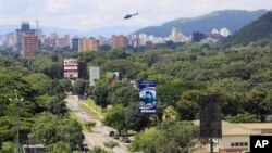 Un helicóptero vuela sobre el cuartel Paramacay en Valencia, Venezuela, donde se registró un alzamiento militar.