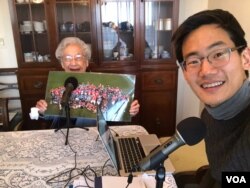 폴 리 ‘이산가족 USA’ 대표가 '이산가족' 팟캐스트에서 2차대전 당시 가족과 헤어진 일본인 할머니를 인터뷰하고 있다.