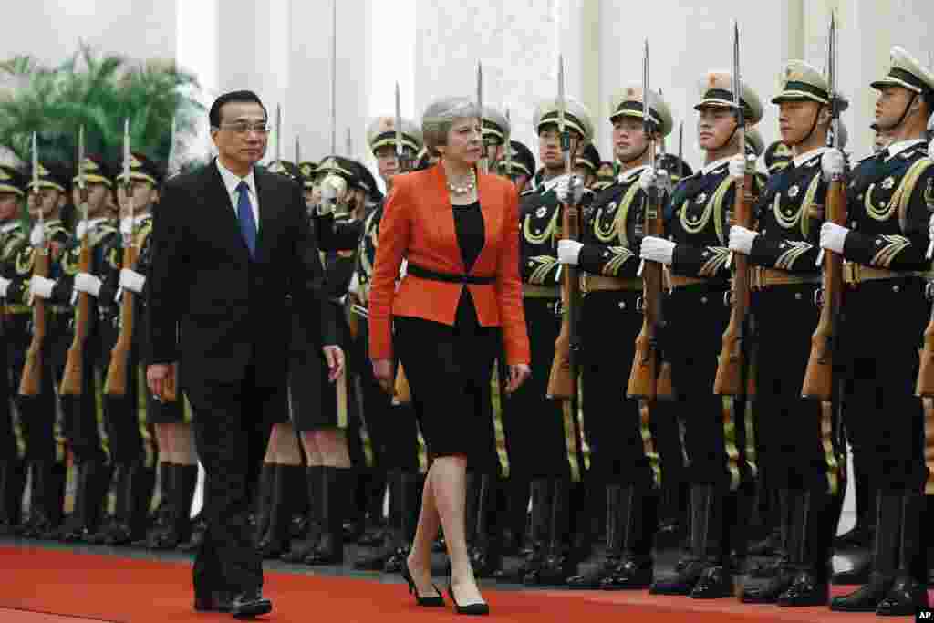 2018年1月31日,英国首相特蕾莎·梅和中国总理李克强在北京人民大会堂欢迎仪式上检阅仪仗队。特蕾莎·梅对中国进行为期三天的访问,行程是武汉、北京和上海。中国网民把特蕾莎·梅和美国女演员斯特里普都称作梅姨。