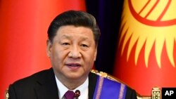 ARSIP – Presiden China, Xi Jinping, hadir dalam konferensi pers dengan presiden Kyrgyzstan, Sooronbai Jeenbekov, di Bishkek, Kyrgyztan, 13 Juni 2019 (foto: AP Photo/Vladimir Voronin)