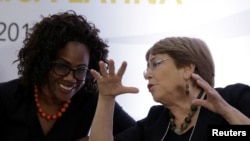 La Vicepresidenta de Costa Rica, Epsy Campbell Barr, habla con la Alta Comisionada de las Naciones Unidas para los Derechos Humanos, Michelle Bachelet, durante un foro sobre mujeres afrodescendientes en San José.