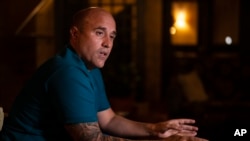 José Irizarry, exagente de la DEA, fue sentenciado a más de 12 años de prisión por conspirar para lavar dinero con un cártel colombiano. Acusó a colegas de la DEA de unírsele para robar millones de dólares de operaciones encubiertas. (AP Foto/Carlos Giusti)