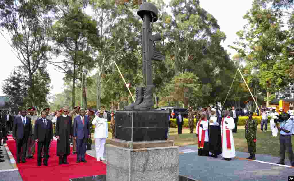 Shugaban Kasar Kenya Uhuru Kenyata, Da Shugaba Muhammadu Na Najeriya Da Shugaba Hassane Sheikh Mohamud Na Tsaye Dage Gefen Hagu A Yayin Da Ake Bukin Karrama Sojojin Kasar Kenya Da Suka Rasa Rayukansu A Yayin Da Suke Gudanar Da Ayyukan Wanzar Da Zaman Lafiya 