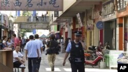 8月2日警察在喀什出事地點附近巡邏
