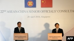 China's Foreign Affairs Vice Minister Liu Zhenmin (R) and Singapore's Foreign Affairs Permanent Secretary Chee Wee Kiong (L) brief the media after the 22nd ASEAN-China Senior Officials’ Consultations meeting in Singapore, April 28, 2016.
