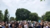 Los manifestantes de Washington salieron a las calles el sábado, mientras agentes federales y locales custodiaron las principales calles de la ciudad.