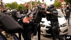 Polisi dan pedemo bentrok di Louisville, Kentucky, Rabu, 23 September 2020, setelah juri mengumumkan dakwaan kepada polisi pelaku penembakan perempuan kulit hitam, Breonna Taylor.
