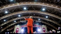 La candidata demócrata destacó los antecedentes de negocios de su rival, Donald Trump, quien, dijo, a lo largo de su vida "se ha aprovechado" de las pequeñas empresas.