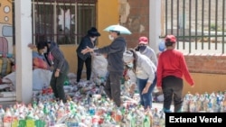 Voluntarios controlan la calidad de los ecoladrillos en Bolivia. Foto cortesía de Extend Verde.