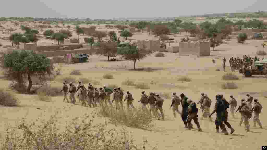 Les troupes tchadiennes participent, avec les forces spéciales nigérianes, à un exercice de libération d'otages à Mao, Tchad, samedi 7 nars 2015