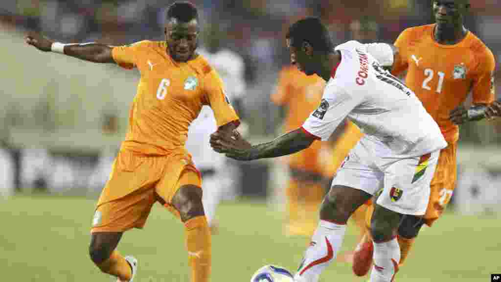 Cheick Kader de la Côte-d'Ivoire, à gauche, est aux prises avec Kevin Constant de la Guinée au cours de leur Coupe d'Afrique des Nations match de football du groupe D au stade de Malabo, Guinée équatoriale, mardi 20 janvier 2015.