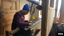 An artisan weaves Pashmina fabric in Srinagar. (Bilal Hussain/VOA)