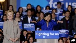 Hillary Clinton berfoto bersama komunitas warga AS keturunan Asia di San Gabriel, California (foto: dok).