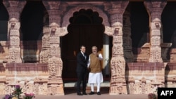 លោក​នាយក​រដ្ឋមន្ត្រី​ឥណ្ឌា Narendra Modi (រូប​ស្តាំ) ស្វាគមន៍​លោក​ប្រធានាធិបតី​បារាំង នៅ​ក្នុង​សម្ព័ន្ធ​សូឡា​អន្តរជាតិ​នៅ​ក្នុង​ក្រុង​ញូវដេលី កាលពី​ថ្ងៃទី១១ ខែមីនា ឆ្នាំ២០១៨។