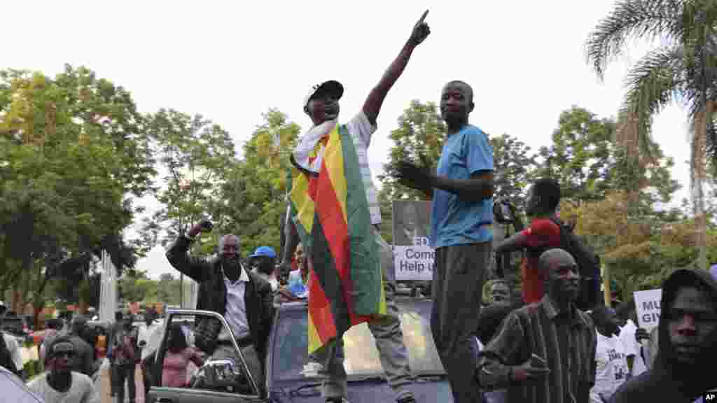 Les Zimbabwéens célèbrent après l'annonce de la démission du président Robert Mugabe, à Harare, le 21 novembre 2017.