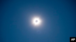 El Sol y la Luna son fotografiados cerca de Exmouth, Australia, durante un eclipse solar el jueves 20 de abril de 2023.