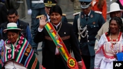 Presiden Bolivia, Evo Morales, melambaikan tangan saat tiba di Kongres didampingi para anggota legislatif, untuk melaksanakan pidato tahunan di La Paz, Bolivia, Selasa, 22 Januari 2019 (foto: AP Photo/Juan Karita)