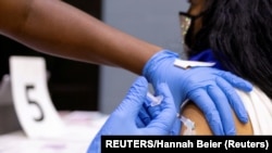 Seorang wanita menerima suntikan vaksin COVID-19 di salah satu klinik di Philadelphia, Pennsylvania, Amerika Serikat, pada 18 Mei 2021. (Foto: REUTERS/Hannah Beier)