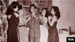 1949年代初旧金山紫禁城夜总会有“华人弗兰克·辛纳塔”之称的演员拉里·秦（译音，Larry Ching）(Courtesy DeepFocus Productions, Inc.).