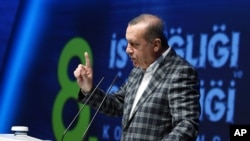 Presiden Turki Recep Tayyip Erdogan berbicara dalam sebuah pertemuan di Istanbul (8/5).