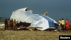 ARCHIVO - En esta foto del 23 de diciembre de 1988, rescatistas escoceses e investigadores registran el área alrededor de la cabina del vuelo 103 de Pan Am en un campo al este de Lockerbie, Escocia después de que una bomba estallara durante el vuelo matando a 259 persona a bordo.